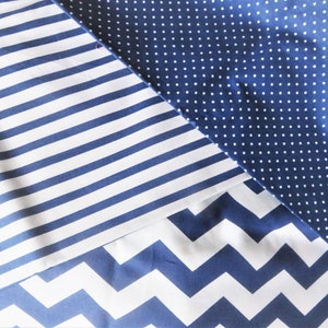 Könnte beinhalten: Drei Stoffmuster in verschiedenen Mustern: weiße und marineblaue Streifen, weiße Punkte auf marineblauem Grund und weißes und marineblaues Zickzackmuster.