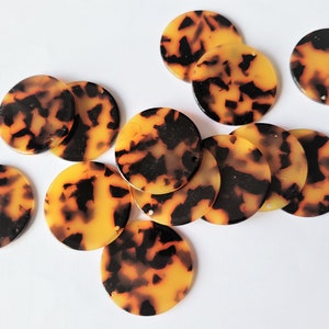x4 or x10 round charms in cellulose acetate, dark brown tortoiseshell, 1 hole, diameter 24mm