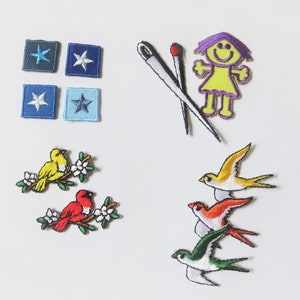 Pode incluir: Sortido de patches bordados com vários desenhos. Inclui quatro patches quadrados com estrelas, uma agulha e linha, uma menina sorrindo e vários desenhos de pássaros em diferentes cores. Estes patches são adequados para roupas ou projetos de artesanato.