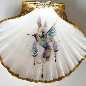 large decorated scallop shell, shell, decorative bowl, bird motif