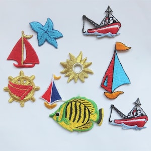 Peut inclure: Un ensemble de patchs brodés sur le thème marin et nautique. Comprend un voilier rouge, une étoile de mer bleue, un soleil doré, un poisson jaune et des bateaux de pêche. Ces patchs sont de couleurs et de motifs variés.