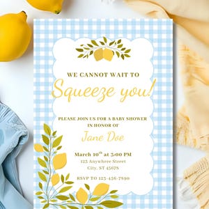 Könnte beinhalten: Babyparty-Einladung mit blau-weißem Vichy-Muster und Zitronenillustrationen. Die Einladung lautet "We cannot wait to squeeze you!" und enthält Details für Jane Does Babyparty, einschließlich Datum, Uhrzeit und RSVP-Informationen.