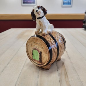 Chase Pottery "Vorsicht vor dem Hund" Keramik Spardose, Brauner und Weißer Welpe, der Whisky-Fass-Hundehütte bewacht, hergestellt in Japan, Midcentury Kitsch