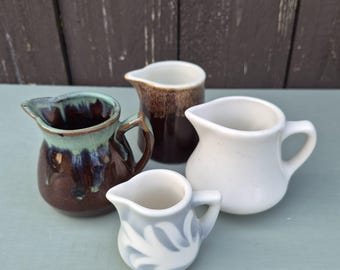 Vintage keramische melkkannetjes, set van 4, serviesgoed uit het midden van de vorige eeuw, geschikt voor restaurants, diners, serveerschalen en de keuken, Instant Collection, gemaakt in de VS en Japan.