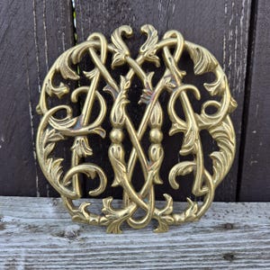 Vintage mässings "CW" kolonial Williamsburg Cypher-underlägg, monograminitialer med rullmönster, väggbonad, Virginia Metalcrafters