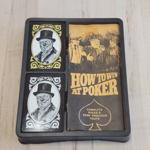 Vintage W C Fields "Cómo ganar en el póquer" 2 barajas de cartas ilustradas e instrucciones Manuel, kit de trucos instantáneos, citas en cartas de cara, años 70