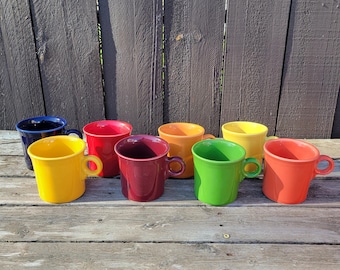 Tazza vintage Fiestaware di Tom & Jerry: ceramica colorata con manico ad anello.