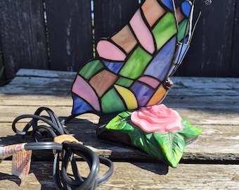 Vintage glas-in-loodaccentlamp 'Butterfly' met roze basis. Rozenvoet, meerkleurig glas-in-lood in Tiffany-stijl, bureau-/nachtlampje, aan/uit-schakelaar