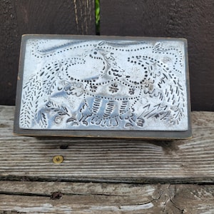 Tapa de caja de cerillas vintage Wilton Lee Ltd., repujada, caja de madera artesanal con águila americana de metal estampada, fabricada en EE. UU., estilo tabaco, americana.