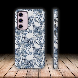Golden Retriever Toile Phone Case Blue White Floral Phone Cover French Retro Design iPhone 13 Pro Max 14 15 Pro Max Galaxy Gift