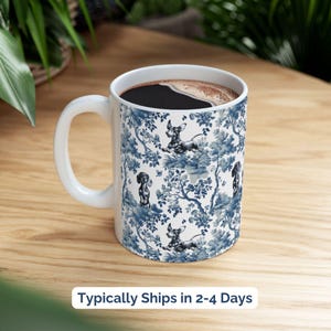 Taza de regalo con diseño de perro salchicha para mamá de perro salchicha, taza de té con estampado de perro salchicha y toile, regalo azul y blanco con diseño chinoiserie para mamá de perro salchicha. imagen 4