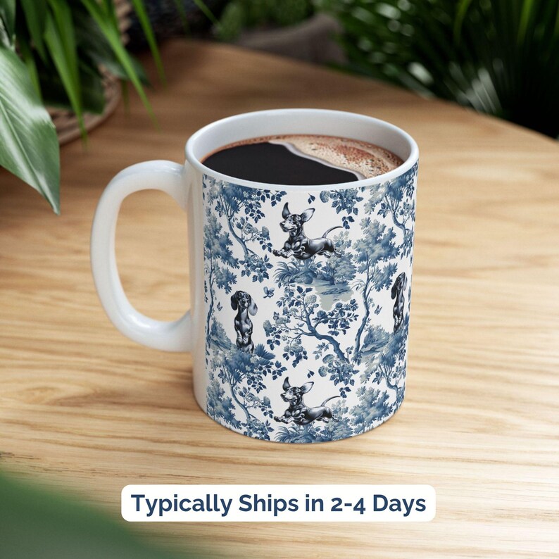 Taza de regalo con diseño de perro salchicha para mamá de perro salchicha, taza de té con estampado de perro salchicha y toile, regalo azul y blanco con diseño chinoiserie para mamá de perro salchicha. imagen 4