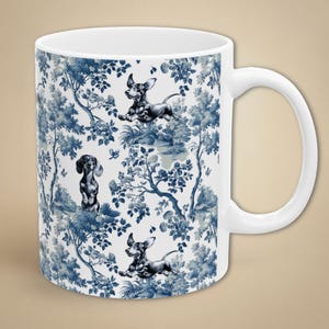 Taza de regalo con diseño de perro salchicha para mamá de perro salchicha, taza de té con estampado de perro salchicha y toile, regalo azul y blanco con diseño chinoiserie para mamá de perro salchicha. imagen 1