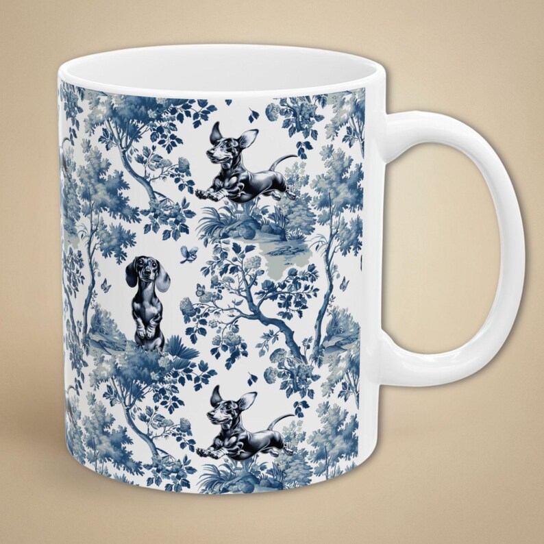 Taza de regalo con diseño de perro salchicha para mamá de perro salchicha, taza de té con estampado de perro salchicha y toile, regalo azul y blanco con diseño chinoiserie para mamá de perro salchicha. imagen 1