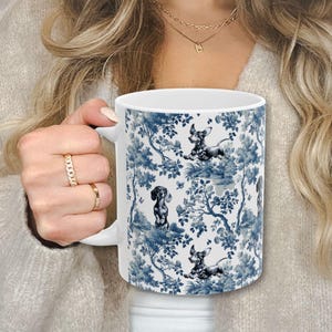 Taza de regalo con diseño de perro salchicha para mamá de perro salchicha, taza de té con estampado de perro salchicha y toile, regalo azul y blanco con diseño chinoiserie para mamá de perro salchicha. imagen 2