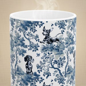 Taza de regalo con diseño de perro salchicha para mamá de perro salchicha, taza de té con estampado de perro salchicha y toile, regalo azul y blanco con diseño chinoiserie para mamá de perro salchicha. imagen 3