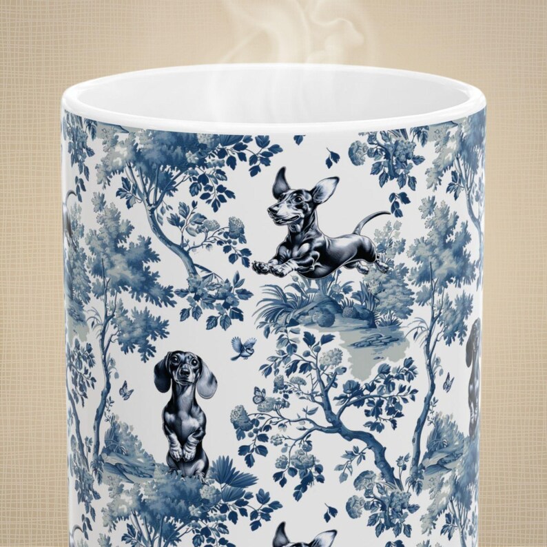 Taza de regalo con diseño de perro salchicha para mamá de perro salchicha, taza de té con estampado de perro salchicha y toile, regalo azul y blanco con diseño chinoiserie para mamá de perro salchicha. imagen 3