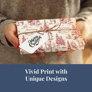 K&ouml;nnte beinhalten: Ein wei&szlig;es Geschenkpapier mit einem rot-wei&szlig;en Muster aus B&auml;umen und Pferden. Das Geschenkpapier tr&auml;gt den Text "Merry Christmas". Ein wei&szlig;es Geschenkanh&auml;nger mit dem Text "Merry Christmas" ist am Geschenkpapier befestigt.