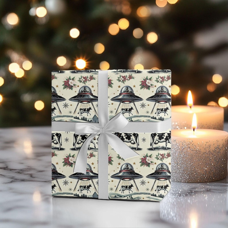 UFO Wrapping Christmas Paper Cow Gift Wrap Christmas Holiday Paper UFO immagine 1