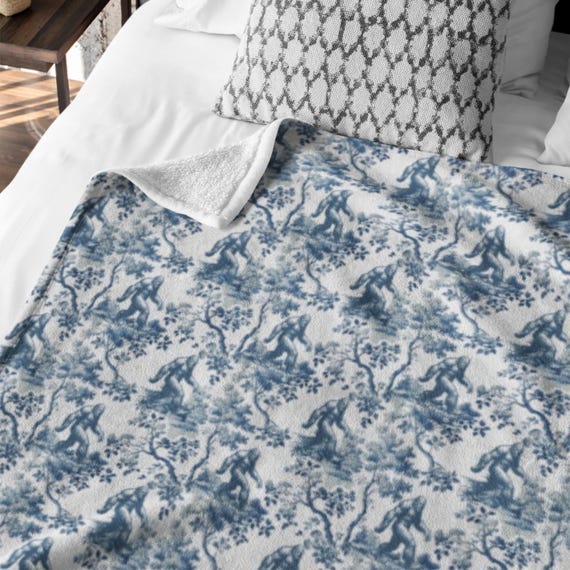 Toile Bigfoot Blanket Retro Sasquatch Throw Cryptid Lover Gift, Cozy Cabin Decor, Retro Yeti Fleece, RV Camping Blanket Bigfoot Bedding