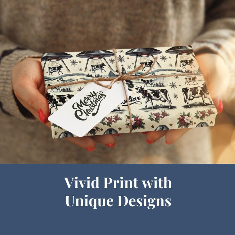 Pu&ograve; includere: Una carta da regalo bianca con un design festivo che presenta mucche, dischi volanti e il testo "Merry Christmas".