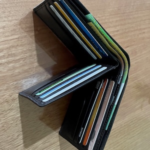 Portafoglio da uomo in vera pelle morbida, articolo n. 1135, fino a 12 scomparti per carte, due scomparti per banconote, una foto, protezione RFID, con confezione regalo.