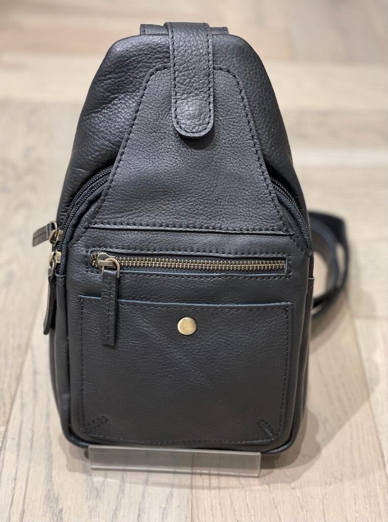 Handmade Full-grain Leather Sling Bag: Retro Crossbody  display picture 3