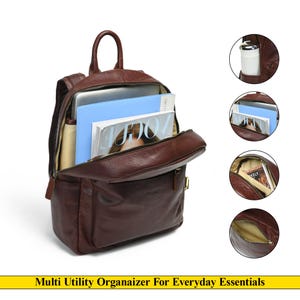 Puede incluir: Una mochila de cuero marrón con múltiples compartimentos y bolsillos. La mochila está abierta y llena de libros y una computadora portátil. La mochila es un organizador multiusos para los artículos esenciales del día a día.