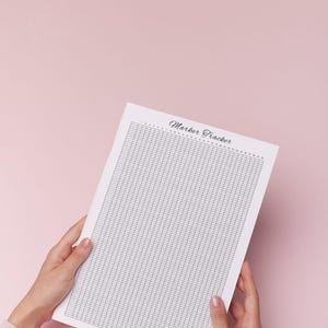 Könnte beinhalten: Ein schwarz-weißes, druckbares Marker-Tracker-Blatt mit dem Text "Marker Tracker" oben. Das Blatt ist in Quadrate mit den Zahlen 1-30 oben und 1-50 an der Seite unterteilt.