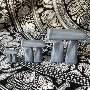 Stonehenge Hommage Mini modèle 38/66.6/99/111/133 mm de haut en noir Aucun plus