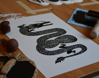 Linograbado "Oh Long Lindworm" - Edición Limitada Linograbado Dragón - Impresión Artística Dragón Volador Asiático