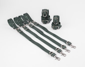 Quatre options de sangles ou de menottes pour les attaches de lit Cuir de vachette et matériel solide Idéal pour les attaches de bondage au lit, les menottes aux chevilles et aux poignets.