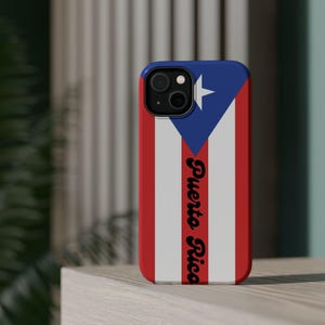 Pode incluir: Uma capa de telefone com o design da bandeira de Porto Rico. A capa tem uma borda vermelha e um design vertical com listras vermelhas e brancas. Um triângulo azul com uma estrela branca está no topo, e as palavras "Puerto Rico" estão escritas verticalmente.