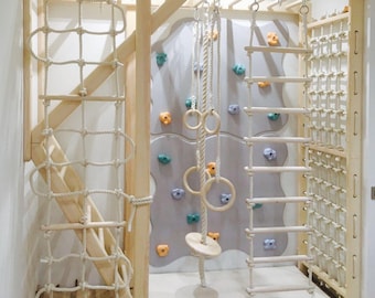 Estructura de escalada infantil para interiores con barras de mono, escalera sueca, red de cuerda, anillas, pared de clavijas, gimnasio de juegos Montessori y conjunto de escalada de madera.