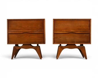 Tobago Vintage Mid Century Modern Pair of Nightstands c. 1960s