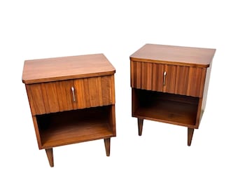 United Furniture Mid Century Modern Vintage Pair of Nightstands c. 1960s