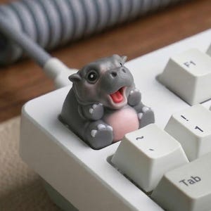 Tecla artesanal Baby Hippo (Moo Deng) para teclados mecânicos gamer com switches Cherry MX.