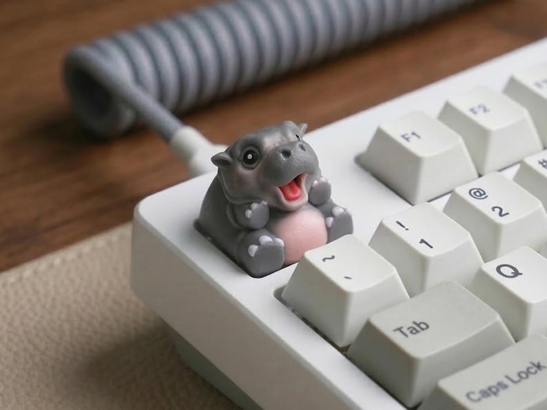 Tecla artesanal de resina con forma de hipopótamo bebé de Moo Deng para teclado mecánico, regalo personalizado para gamers ESC. imagen 1