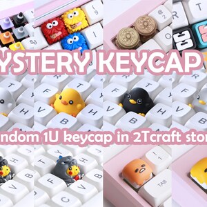 Op de afbeelding: Een roze toetsenbord met een verscheidenheid aan kleurrijke toetsen. De toetsen hebben verschillende ontwerpen, waaronder cartoondieren, eten en geometrische vormen. De tekst "MYSTERY KEYCAP" wordt weergegeven in roze letters op een witte achtergrond. De tekst "Random 1U keycap in 2Tcraft store" wordt ook weergegeven in roze letters op een witte achtergrond.