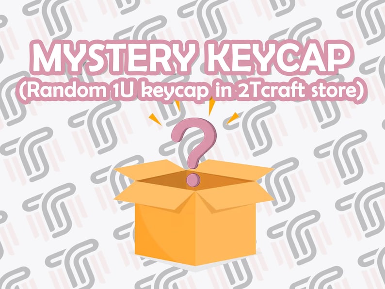 Op de afbeelding: Een bruine kartonnen doos met een vraagteken erin. De doos is open en het vraagteken is roze. De achtergrond is een wit patroon van grijze en roze lijnen. De tekst "MYSTERY KEYCAP (Random 1U keycap in 2Tcraft store)" staat bovenaan de afbeelding.