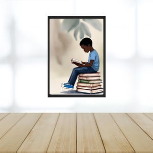 以下が含まれることがあります： 読書をしている人物の額装されたイラスト。 青色の服を着た人物が、本の上に座っています。 背景はニュートラルで、葉のヒントがあります。 アートワークは黒いフレームに入っています。