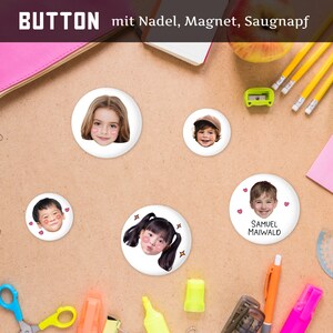 Può includere: Una collezione di spille bianche con volti di bambini. Le spille variano in dimensioni e includono il testo "SAMUEL MAIWALD". La parola "BUTTON" è nella parte superiore dell'immagine.