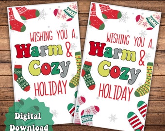 Könnte beinhalten: Druckbare Weihnachtsgeschenkanhänger mit bunten Socken und dem Text "Wishing you a Warm & Cozy Holiday".