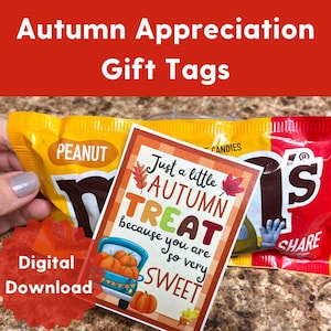 Puede incluir: Imagen de etiquetas de regalo con temática otoñal con el texto "Autumn Appreciation Gift Tags". Las etiquetas se combinan con caramelos, incluyendo una bolsa amarilla de cacahuetes y una bolsa roja de caramelos. La etiqueta de regalo dice "Just a little AUTUMN TREAT because you are so very SWEET."