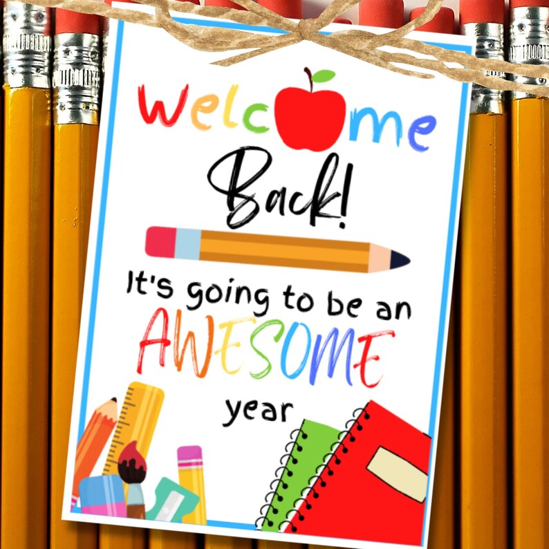 Pode incluir: Um sinal de boas-vindas de volta &agrave; escola imprim&iacute;vel com uma ma&ccedil;&atilde; vermelha, l&aacute;pis e um caderno. O sinal diz "Welcome Back! It's going to be an AWESOME year."