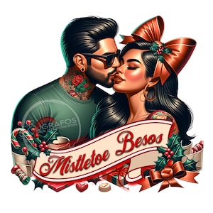 Könnte beinhalten: Ein Paar küsst sich unter einem Mistelzweig-Banner mit dem Text "Mistletoe Besos". Das Banner ist mit Stechpalmen und roten und weißen Zuckerstangen verziert. Die Frau trägt eine rote Schleife im Haar und der Mann trägt eine Sonnenbrille.