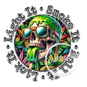 Può includere: Grafica digitale di un teschio con occhiali da sole arancioni e un ghiacciolo verde. Il teschio è circondato da un cerchio con le parole "Light It, Smoke It, Lick It" in nero. Lo sfondo è un colorato motivo a foglie di cannabis.