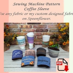 以下が含まれることがあります： コーヒー用スリーブの縫製パターン。画像には、「コーヒー」、「パンプキン スパイス シーズン」、「レギュラー」など、さまざまなデザインのコーヒー用スリーブがいくつか表示されています。パターンはPDFダウンロードで入手できます。