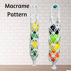 Peut inclure: Deux suspensions en macramé blanches avec un motif noué. Chaque suspension contient quatre boules colorées, une orange, une jaune, une verte et une bleue.
