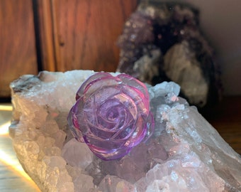 Sculptures de fleurs de rose améthyste